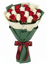 Букет Микс из красных и белых роз в Кизилюрте