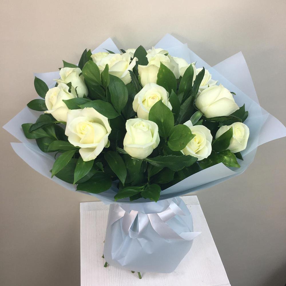 Букет 15 Белых роз Проуд в Кизилюрте