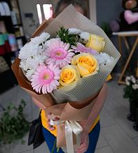 Букет цветов из:  Герберы, Розы и Хризантемы в Кизилюрте