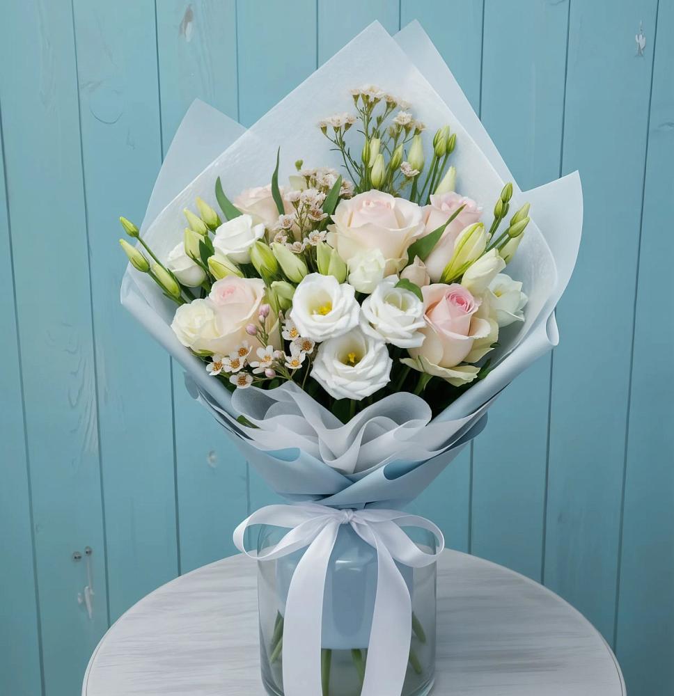 Букет цветов из: Розы и Лизиантусы в Кизилюрте