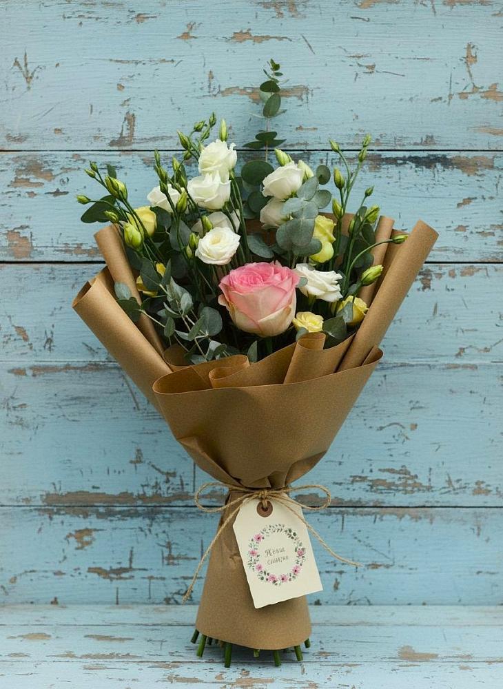 Букет цветов из: Розы и Лизиантусы в Кизилюрте