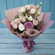 Букет цветов из:  Розы и Лизиантусы в Кизилюрте