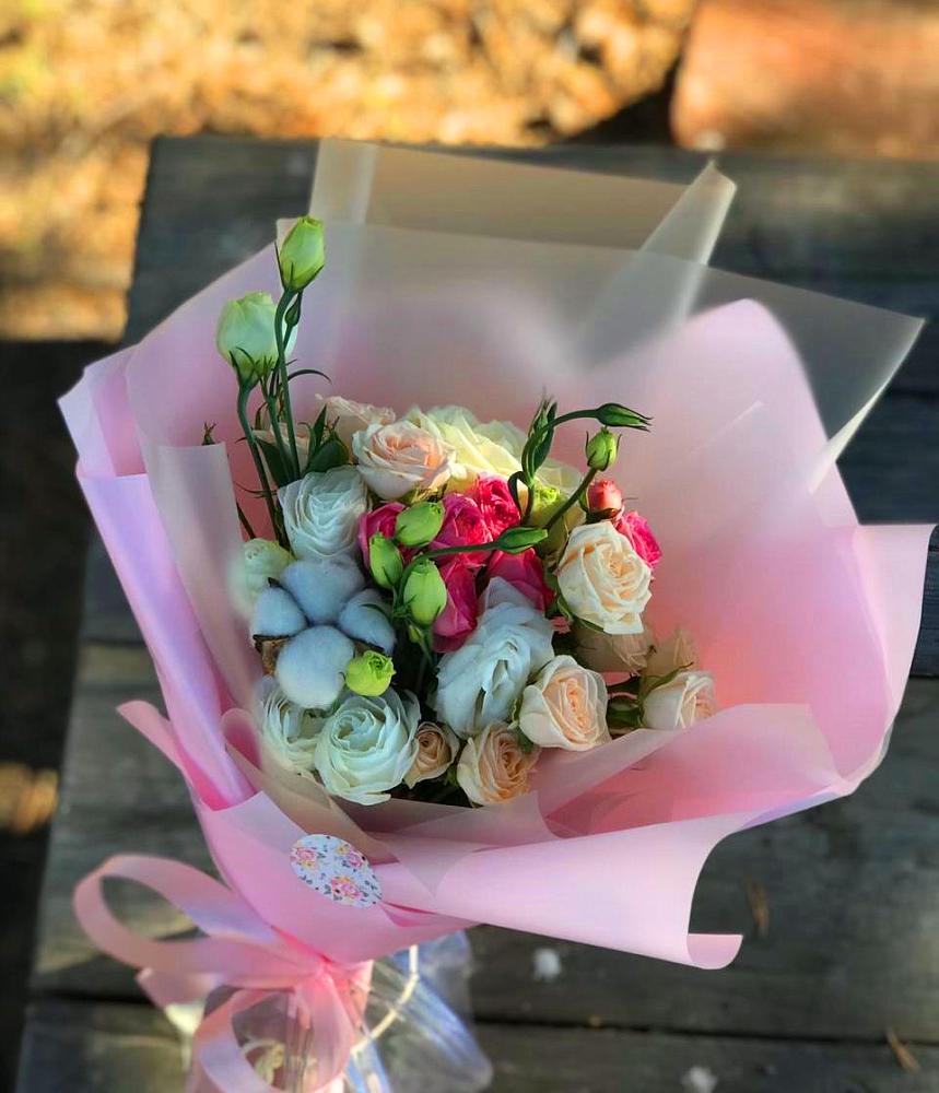 Букет цветов из: Розы и Лизиантусы в Кизилюрте