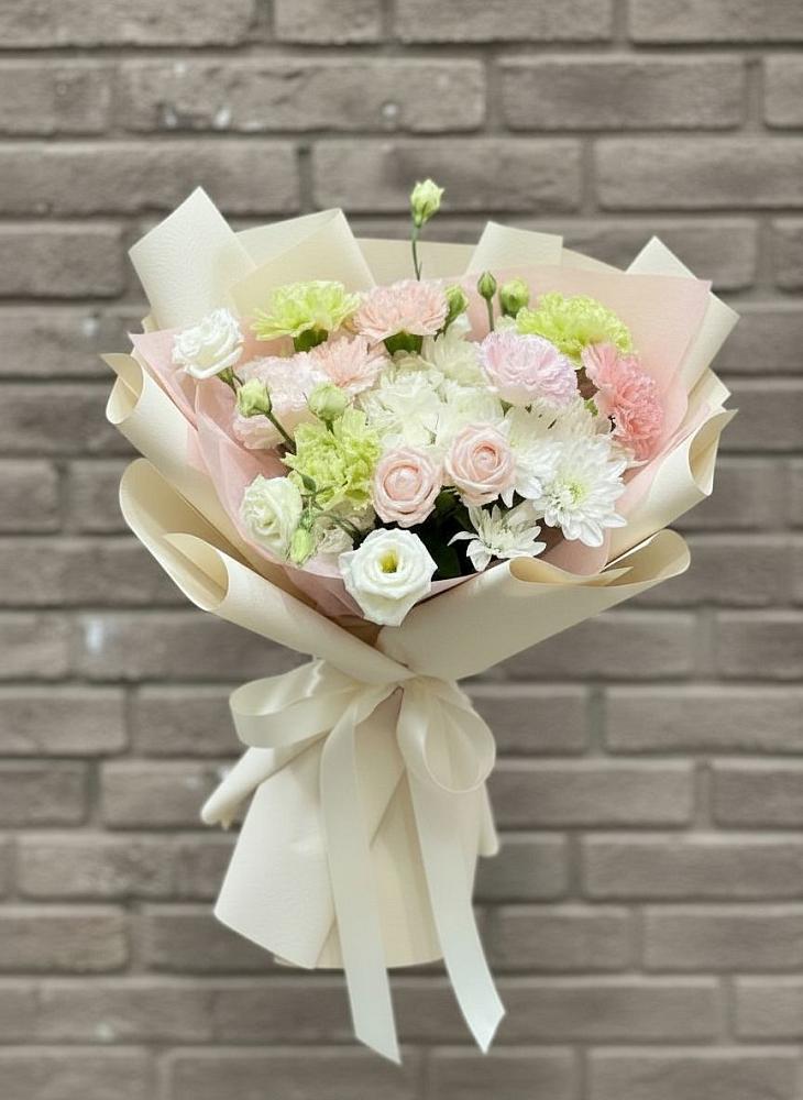 Букет цветов из: Гвоздики, Розы, Лизиантусы и Хризантемы в Кизилюрте