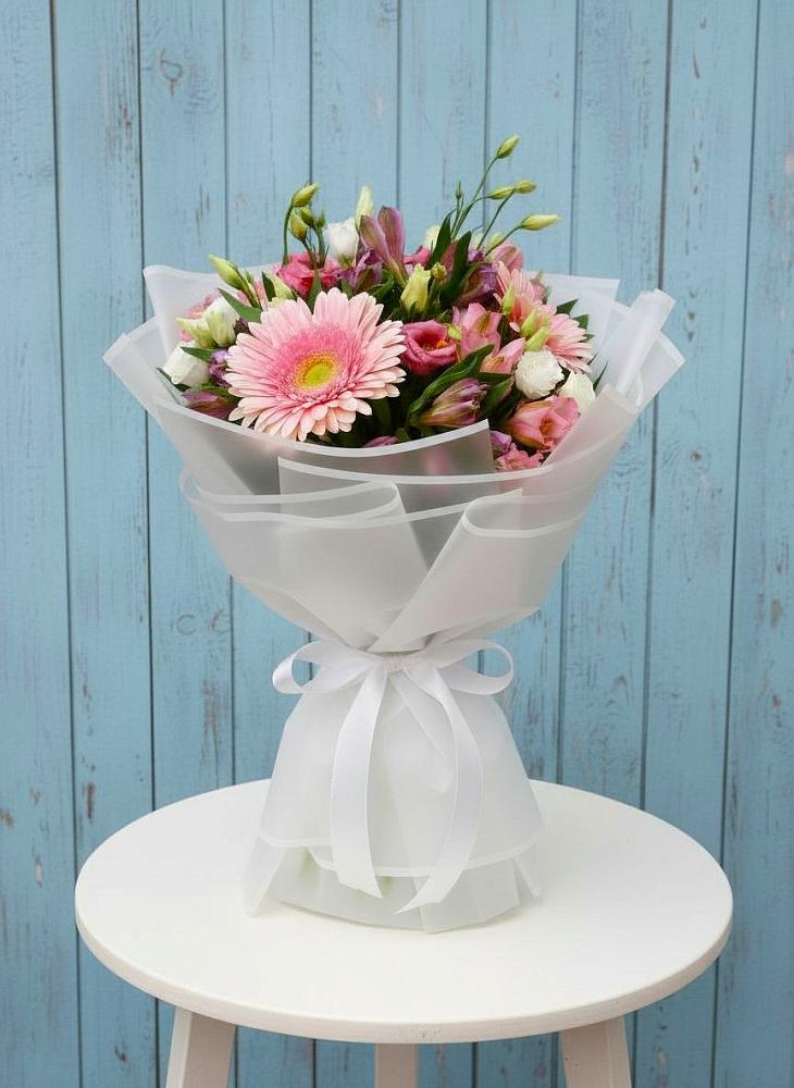 Букет цветов из: Герберы, Альстромерии и Лизиантусы в Кизилюрте