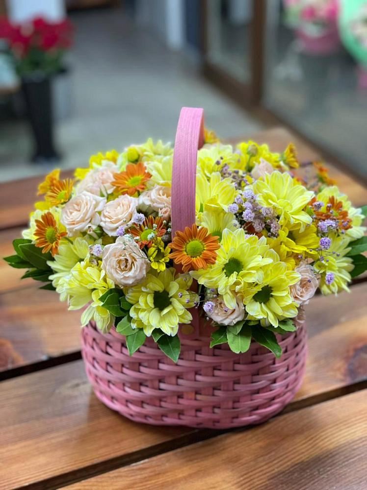 Цветочная композиция из Хризантемы и Розы в корзине в Кизилюрте