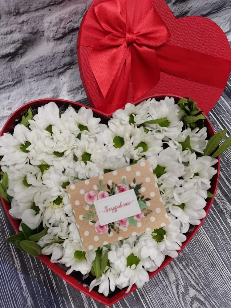 Цветочная композиция из Хризантемы в виде сердца в Кизилюрте