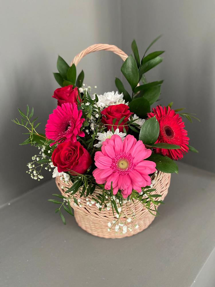 Цветочная композиция из Розы, Хризантемы и Герберы в корзине в Кизилюрте