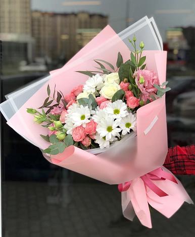 Букет цветов из: Розы, Лизиантусы и Хризантемы в Кизилюрте