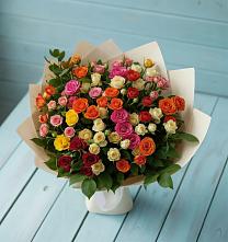 Букет Микс из разноцветных кустовых роз в Кизилюрте
