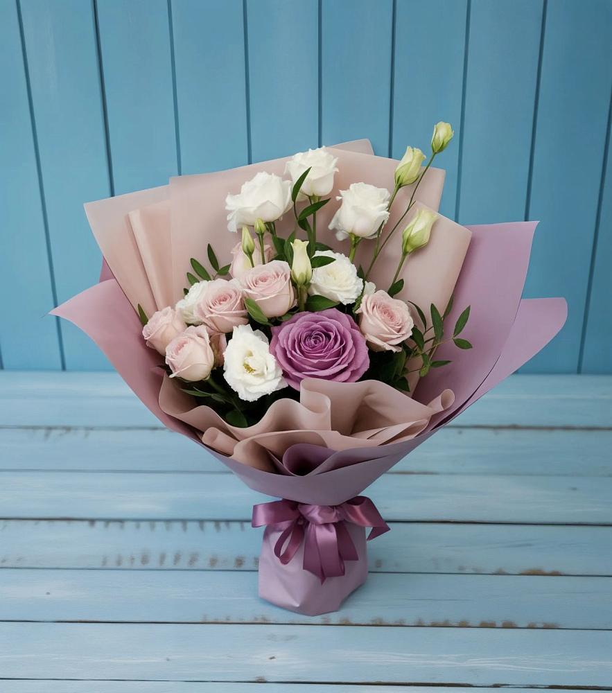 Букет цветов из: Розы и Лизиантусы в Кизилюрте